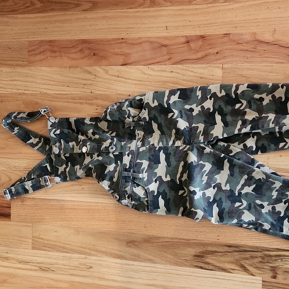U B 2 URBAN BASICS CAMO OVERALLS - Picture 2 of 12